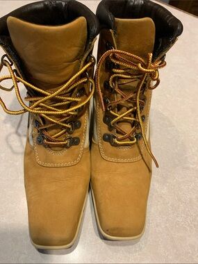 Timberland Wheat Nubuck Boots with Black Collar and Yellow/Brown Laces Size 5.5